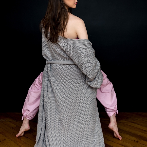 Chic Gray Knit Robe with Soft Pink Accents